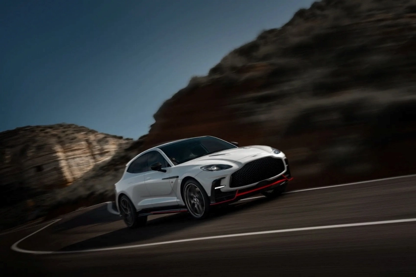 Aston Martin DBX S: A new flagship for the supercar of SUVs
